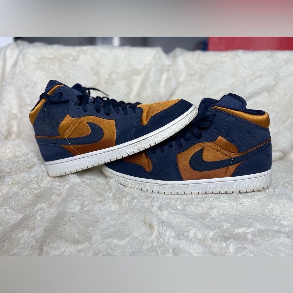 Air Jordan 1 Mid SE "Stain Gold" sneakers size 11.5